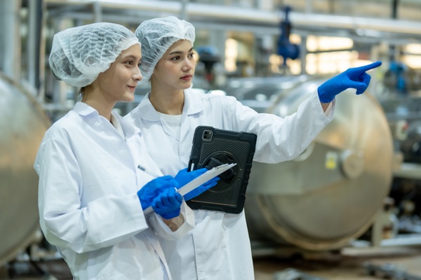 Food scientist, nutritionist or quality control officer Wear a hair net and sterile clothing. Check the quality of beverage products in the production line